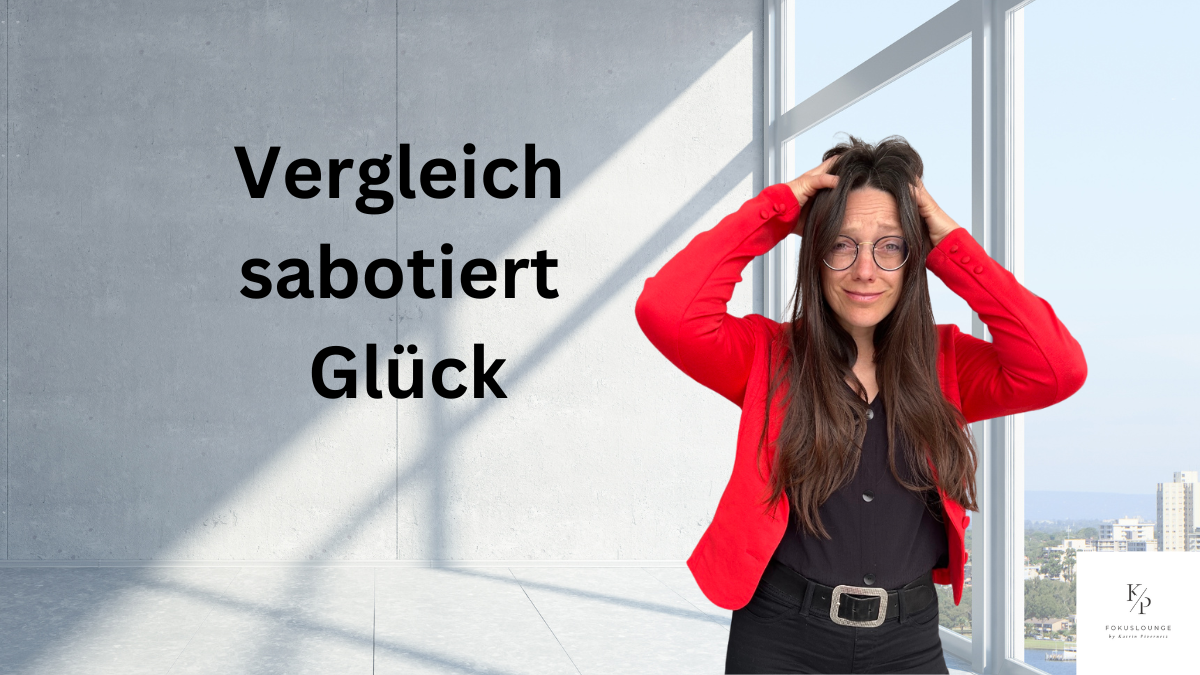 Frau mit dunkler Hose und rotem Blazer steht vor dem Fenster und greift sich mit beiden Händen in die Haare, nachdenklicher Gesichtsausdruck