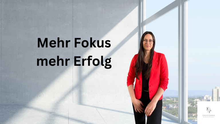 Katrin roter Jacke vor dem Fenster - Fokus und Erfolg als Unternehmerin