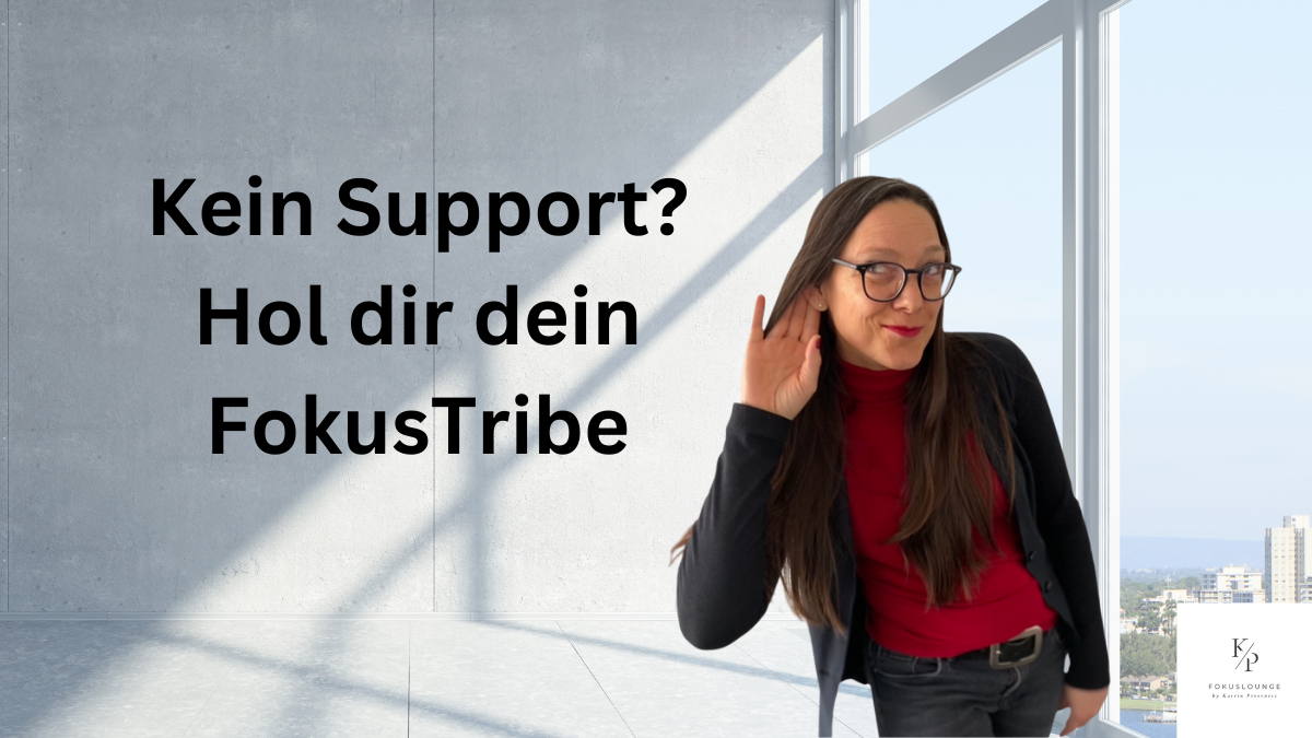 Frau mit Brille und rotem Oberteil in einem modernen Raum, lächelnd mit Hand am Ohr, daneben der Text: Kein Support? Hol dir dein FokusTribe.
